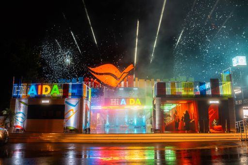Mehrstöckige Festival-Container-Anlage mit Dachterrasse und Branding AIDA Festivalcontainer Markenaktivierung auf dem Superbloom Festival